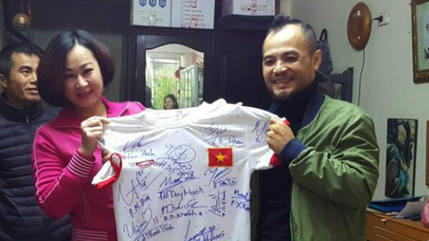 Ca sỹ Trần Lập được tặng áo đấu có chữ ký cầu thủ U23 Việt Nam