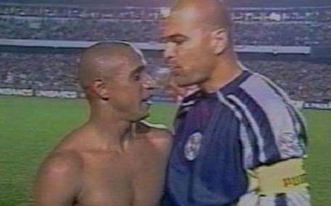 Roberto Carlos từng lĩnh nguyên bãi nước bọt vào mặt từ thủ thành lắm tài nhiều tật Chilavert