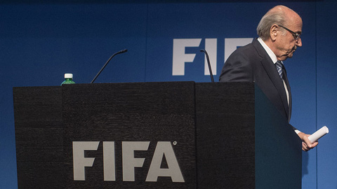 Dấu chấm hết cho 17 năm vương quyền của Blatter