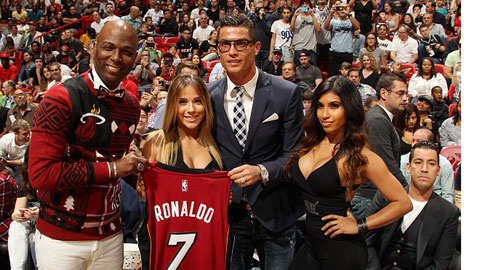 Sang Mỹ đón Giáng sinh, Ronaldo được sao bóng rổ tặng áo