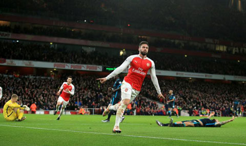 Giroud ghi bàn thắng thứ 2 của Arsenal trong trận đấu với Man City