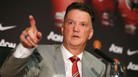 HLV Van Gaal đang phải bảo vệ mình trước những áp lực của việc sa thải