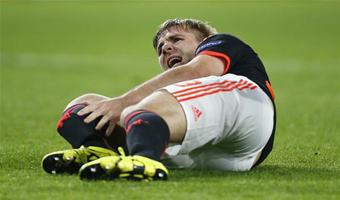 Shaw gặp chấn thương kinh hoàng trong trận đấu với PSV