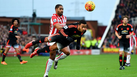 Depay kiến tạo cho cầu thủ Stoke ghi bàn