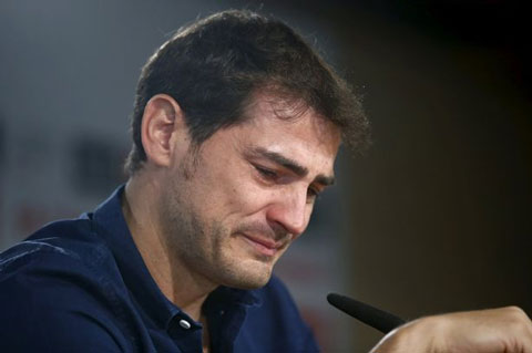 Casillas bật khóc trong buổi họp báo chia tay Real