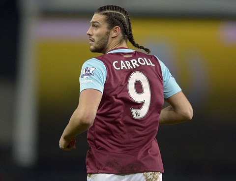 Carroll chăm chút mái tóc khá cầu kỳ