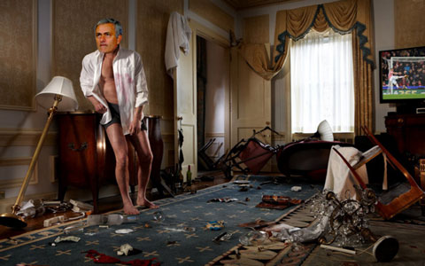 Tháng 11: Jose Mourinho phá phách phòng khách sạn sau khi Chelsea thua Stoke. HLV người Bồ không được đến sân trân này vì án phạt của FA