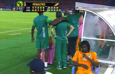 Tháng 2: Gervinho một mình ngồi ngoài sân trong lúc đồng đội đá luân lưu (chung kết CAN Cup, Bờ Biển Ngà vô địch sau loạt luân lưu với Ghana)