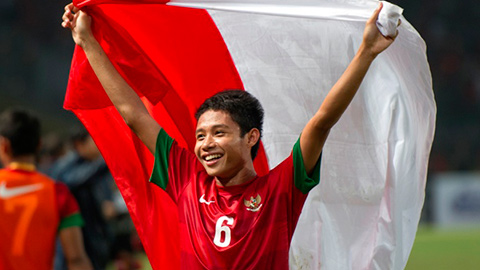 Thần đồng Indonesia sắp cập bến kình địch của Barcelona