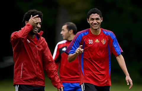 Cựu cầu thủ Mohamed Salah của Chelsea (bên trái) là bạn thân của Elneny