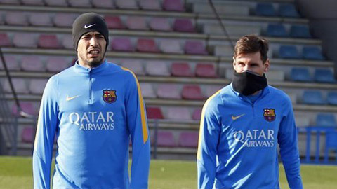 Messi xỏ háng Suarez trong buổi tập đầu năm của Barca