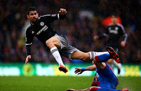Costa bị Delaney phạm lỗi nguy hiểm