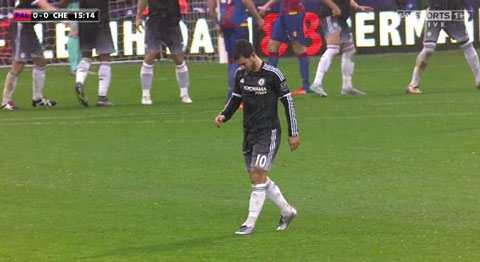 Hazard phải rời sân sớm vì chấn thương
