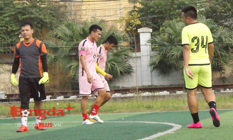 Một trận đấu nhạt nhòa của các cầu thủ FC Đại Dương (áo trắng)