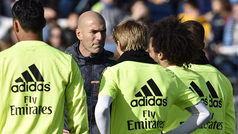 Zidane chỉ đạo buổi tập đầu tiên tại Real trên cương vị HLV trưởng