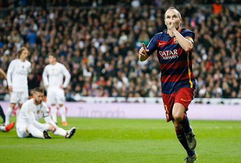 Iniesta nhận được sự tán thưởng từ CĐV Real trong trận Siêu kinh điển