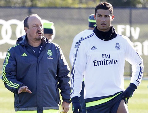 Ronaldo không thèm nhìn mặt Benitez ở Real