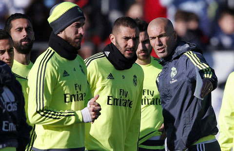 Karim Benzema chăm chú lắng nghe Zidane chỉ đạo