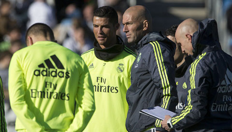 Ronaldo đứng cạnh Zidane trong buổi tập