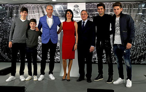 Cả gia đình Zidane chụp ảnh lưu niệm cùng chủ tịch Perez