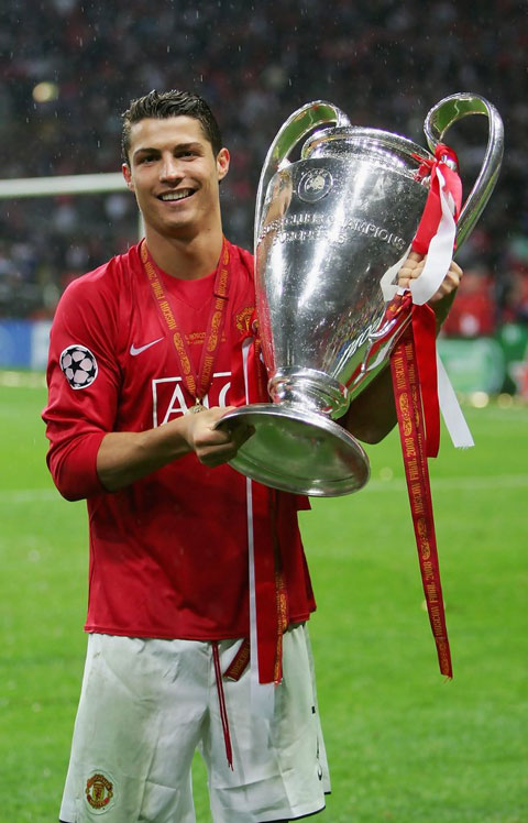Trước khi tỏa sáng tại Real, Ronaldo từng ghi dấu ấn đậm nét trong màu áo M.U