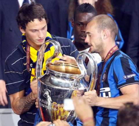 Arnautovic cầm cúp vô địch Champions League 2010