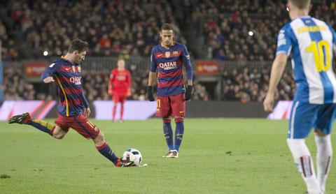 Messi một lần nữa thể hiện tài đá phạt siêu việt
