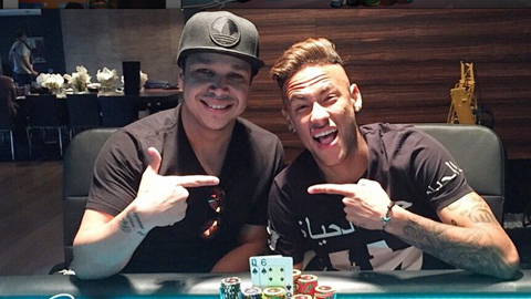 Neymar mời cao thủ đến nhà luyện poker