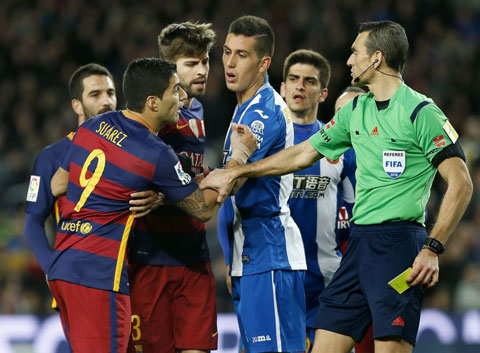 Suarez đang chịu áp lực không nhỏ vì đòi tẩn cầu thủ Espanyol