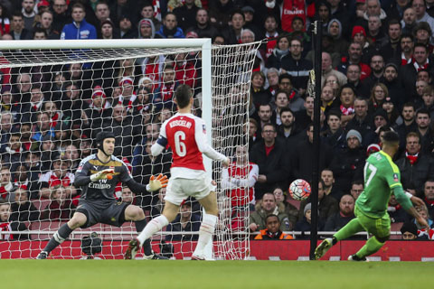 Arsenal để Lens chọc thủng lưới từ sớm