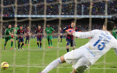15/2/2015: Messi đánh bại thủ thành Diego Marino trên chấm 11m, hoàn tất cú hat-trick của riêng mình đồng thời giúp Barcelona đè bẹp Levante với tỉ số 5-0. Nhờ 3 bàn thắng này, siêu sao người Argentina đã vượt qua chân sút huyền thoại Telmo Zarra để trở thành cầu thủ lập nhiều hattrick nhất lịch sử La Liga với 31 lần.