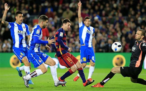 6/1/2016: Trận derby xứ Catalan giữa Barca và Espanyol ở vòng 1/8 cúp Nhà Vua diễn ra vào thời điểm đã bước sang năm 2016. Tuy nhiên, trận này chứng kiến một kỷ lục cũng rất đáng nhắc được nhắc tới của Messi. Đó là với cú đúp vào lưới Espanyol, siêu sao người Argentina trở thành cầu thủ duy nhất trong lịch sử hai lần lập kỳ tích sút tung lưới đối phương ở 6 đấu trường khác nhau trong một mùa giải (ở các mùa 2008/09 và 2014/15).
