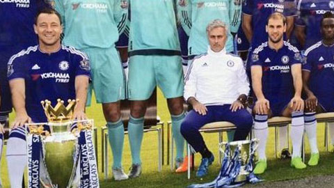 Ảnh Mourinho bên ngoài sân Stamford Bridge đã bị gỡ bỏ