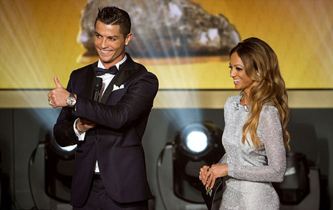 Ronaldo tươi rói trên bục nhận giải
