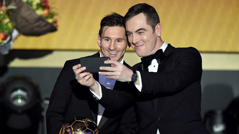 MC James Nesbitt selfie cùng với Messi - chủ nhân Quả bóng Vàng FIFA 2015