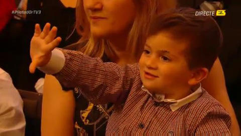 Cậu nhóc Thiago giơ bàn tay, ngụ ý ăn mừng giải thưởng Quả bóng Vàng FIFA thứ 5 của ông bố Messi