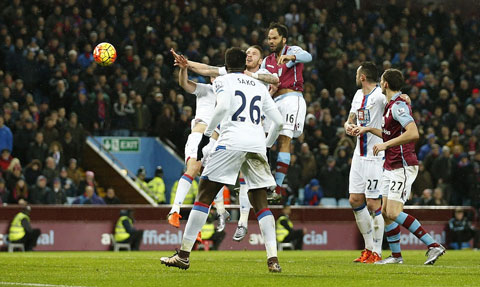 Aston Villa có chiến thắng đầu tiên trên sân nhà mùa này nhờ pha làm bàn của Lescott