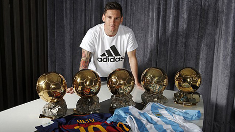 Messi được adidas thửa giày mới, khoe 5 QBV tại nhà riêng