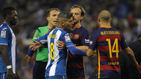 Espanyol tiếp Barca bằng biểu ngữ xúc xiểm, đánh nguội và đầu lợn