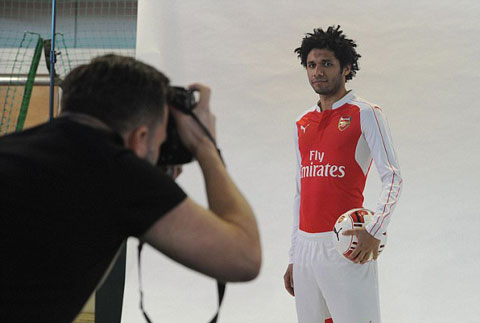 Elneny chụp hình trong màu áo mới Arsenal