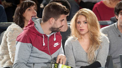 Pique nhăn nhó vì Shakira lại dính đến tình cũ