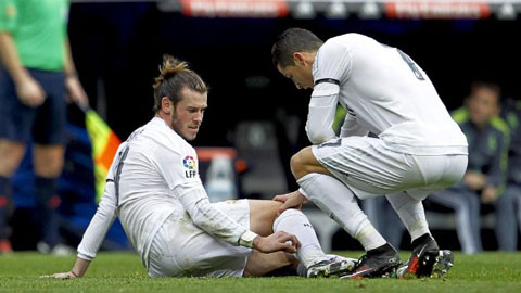Bale gặp chấn thương và buộc phải rời sân sớm