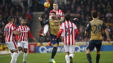 Arsenal đang gặp nhiều khó khăn trước Stoke