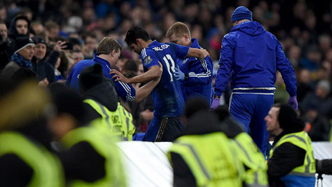 Diego Costa rời sân với sự trợ giúp của nhân viên y tế