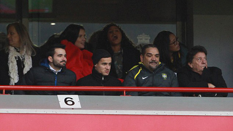 Coutinho thu mình trong khu VIP của sân Anfield