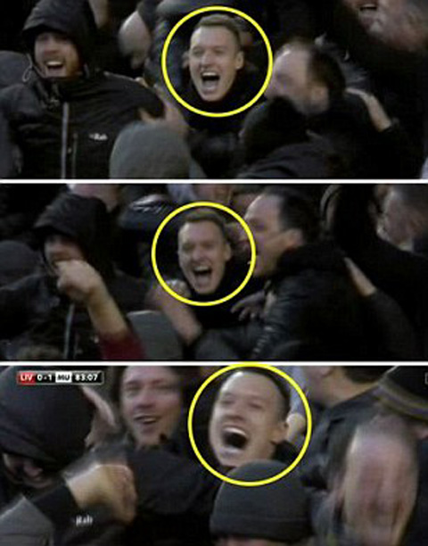 Phil Jones không dấu nổi sự phấn khích trên khán đài sau bàn thắng của Rooney