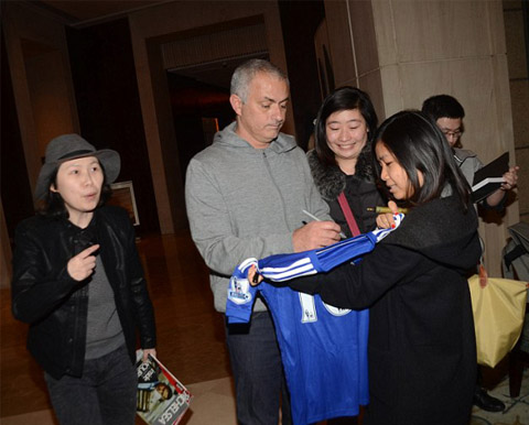 Mourinho tặng chữ kí cho người hâm mộ ở Thượng Hải