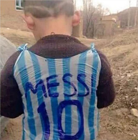 Chiếc áo đặc biệt của fan nhí Messi