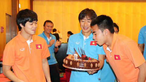 Công Phượng, Đức Huy được đồng đội U23 Việt Nam tổ chức sinh nhật tại Qatar