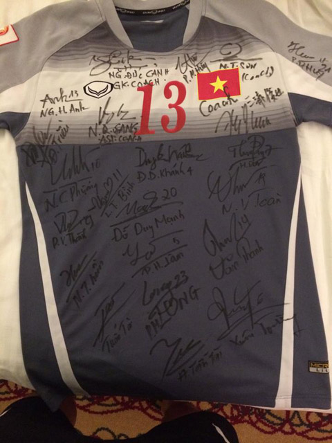 Chiếc áo đấu số 13 của Hoài Anh có chữ ký các thành viên U23 Việt Nam
